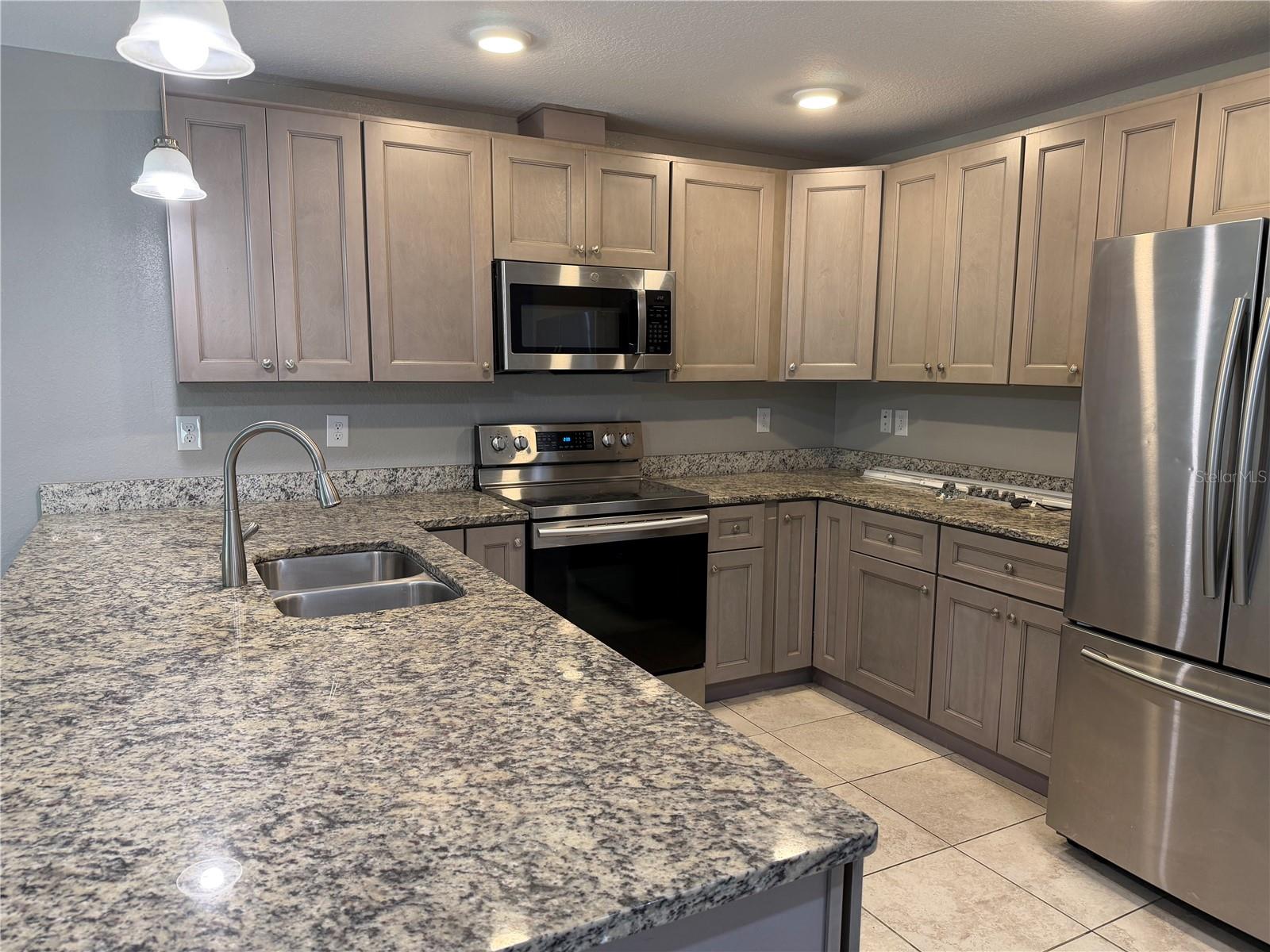 Image 5 of 14 For 17107 Thompson Avenue 17107