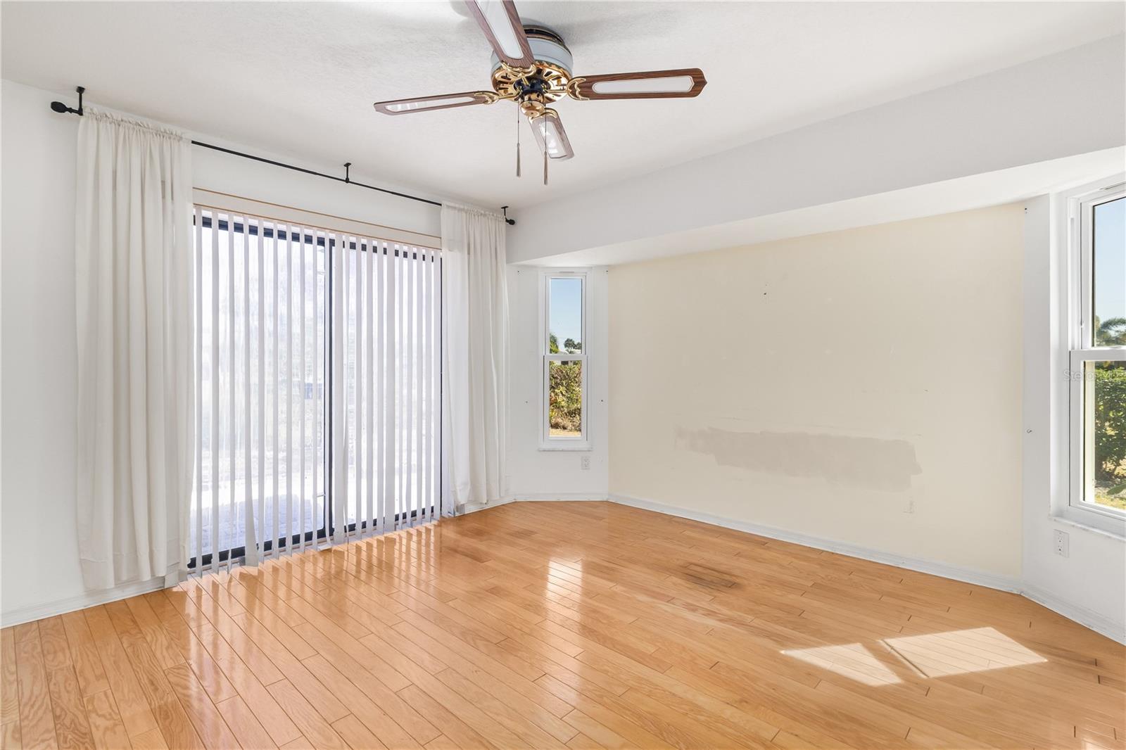 Image 33 of 53 For 26145 Dunedin Court