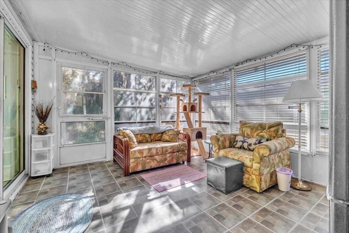 Image 27 of 46 For 27205 Jones Loop Road 41