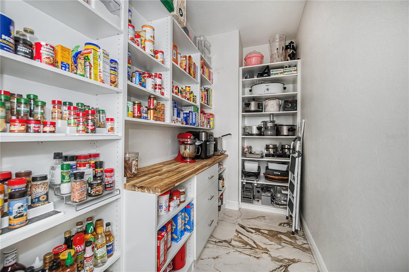 Image 29 of 93 For 290 Tait Terrace Se