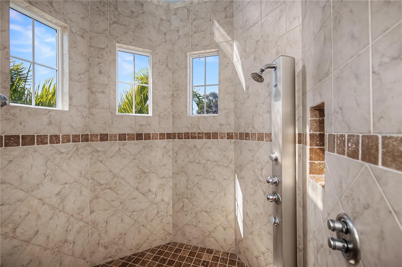 Image 42 of 93 For 290 Tait Terrace Se