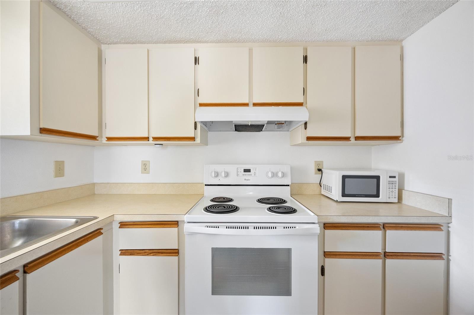 Image 11 of 32 For 19505 Quesada Avenue Ee204