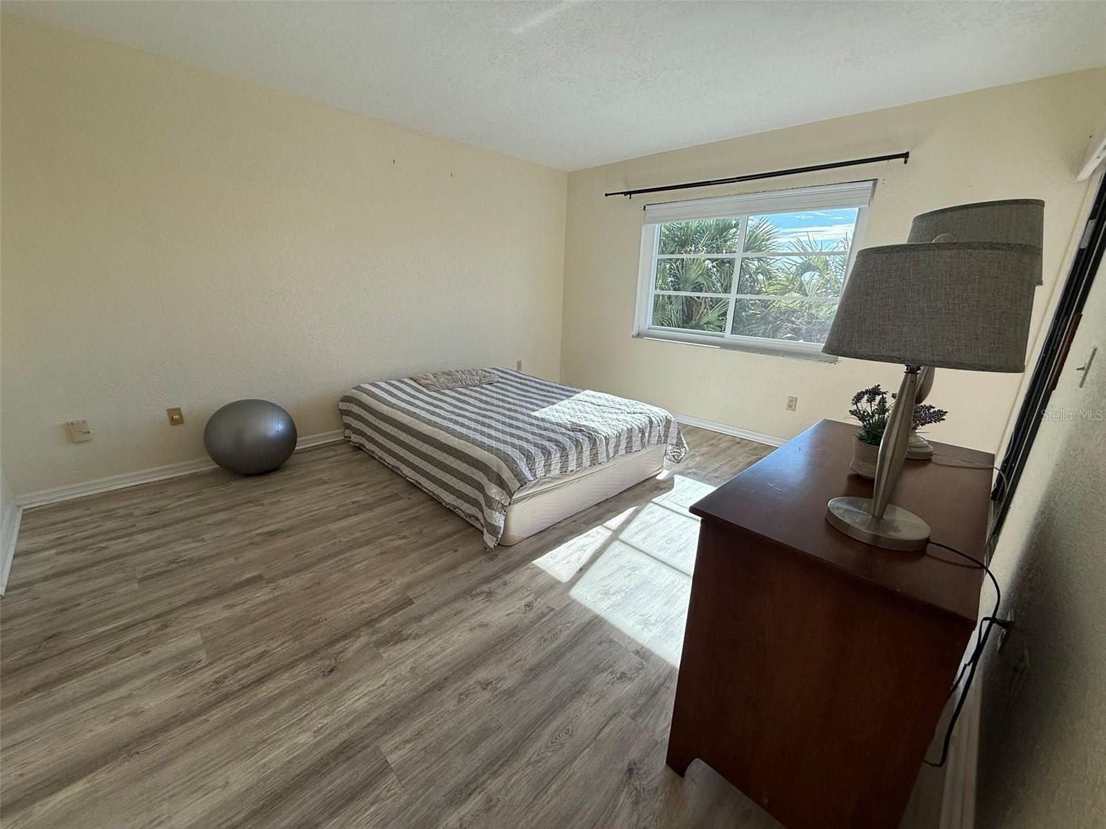 Image 11 of 21 For 175 Kings Highway 628