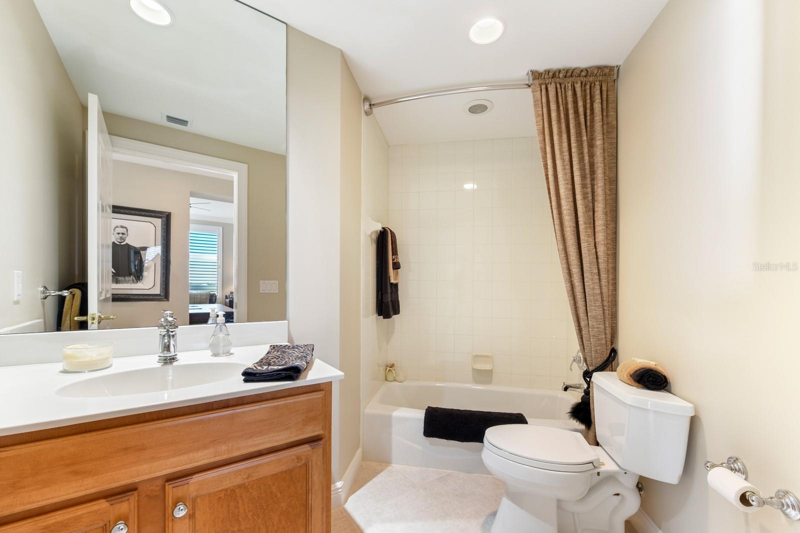 Image 38 of 78 For 3333 Sunset Key Circle 407