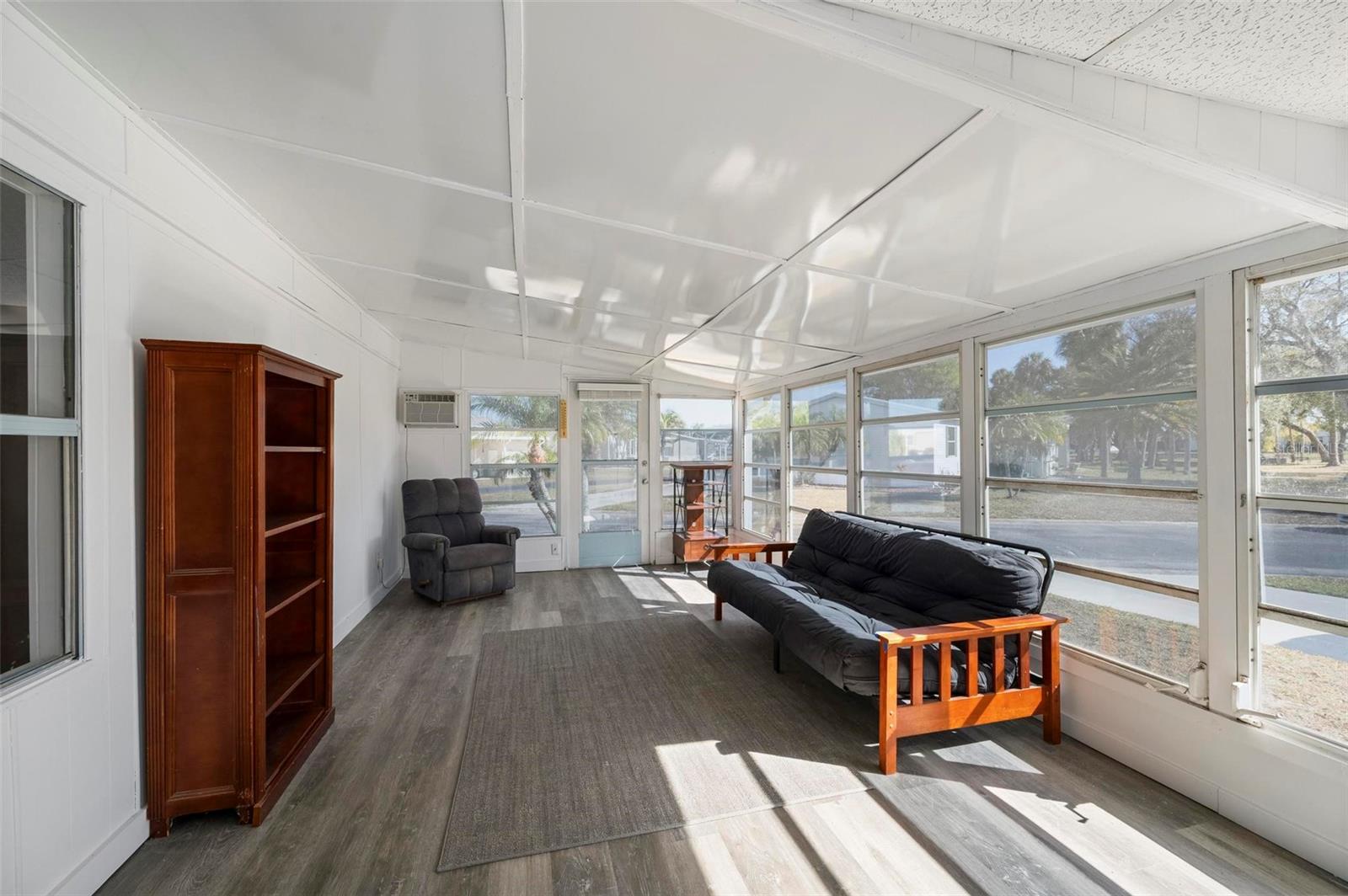 Image 16 of 55 For 1000 Kings Highway 132