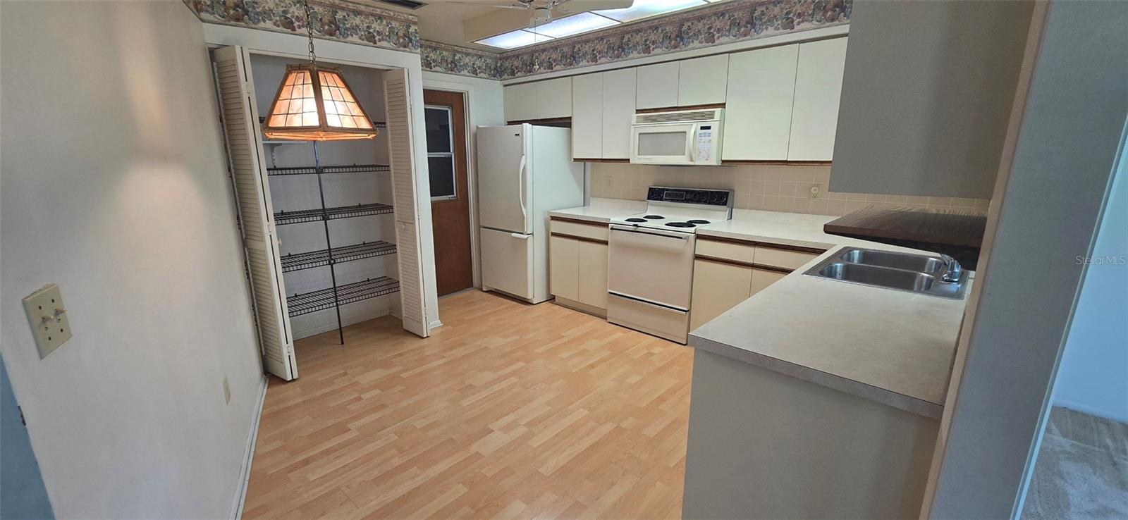 Image 8 of 17 For 665 Foxwood Boulevard