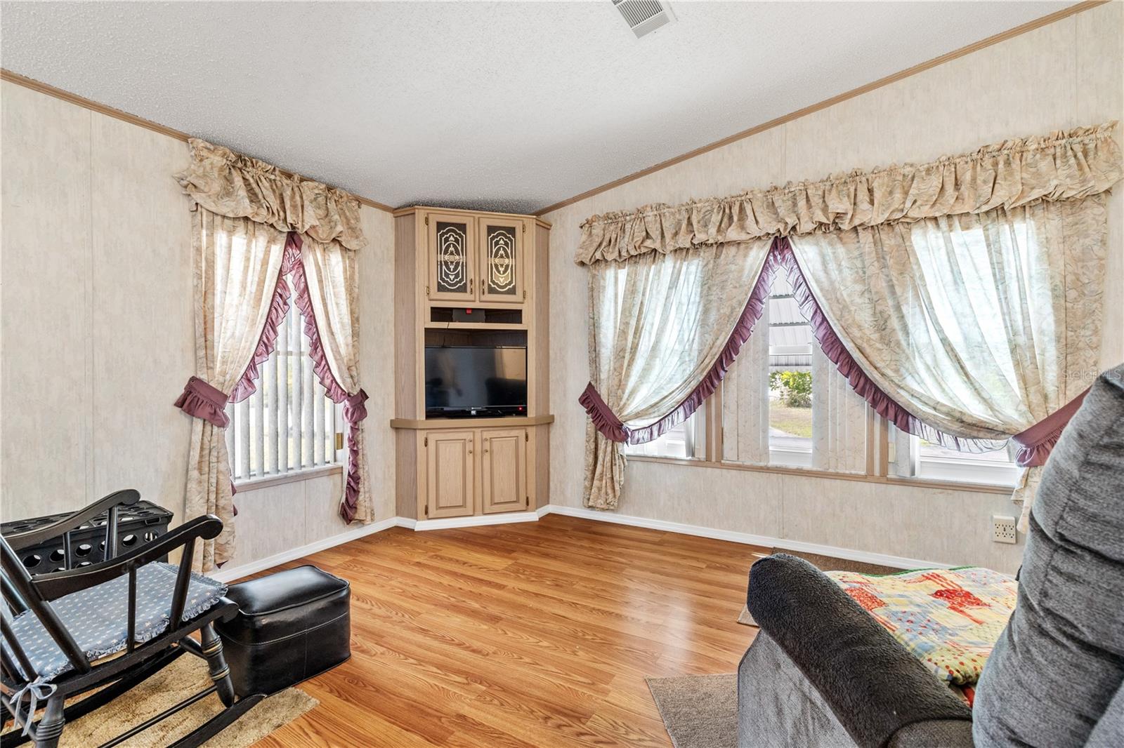 Image 27 of 41 For 205 Carriage Lane