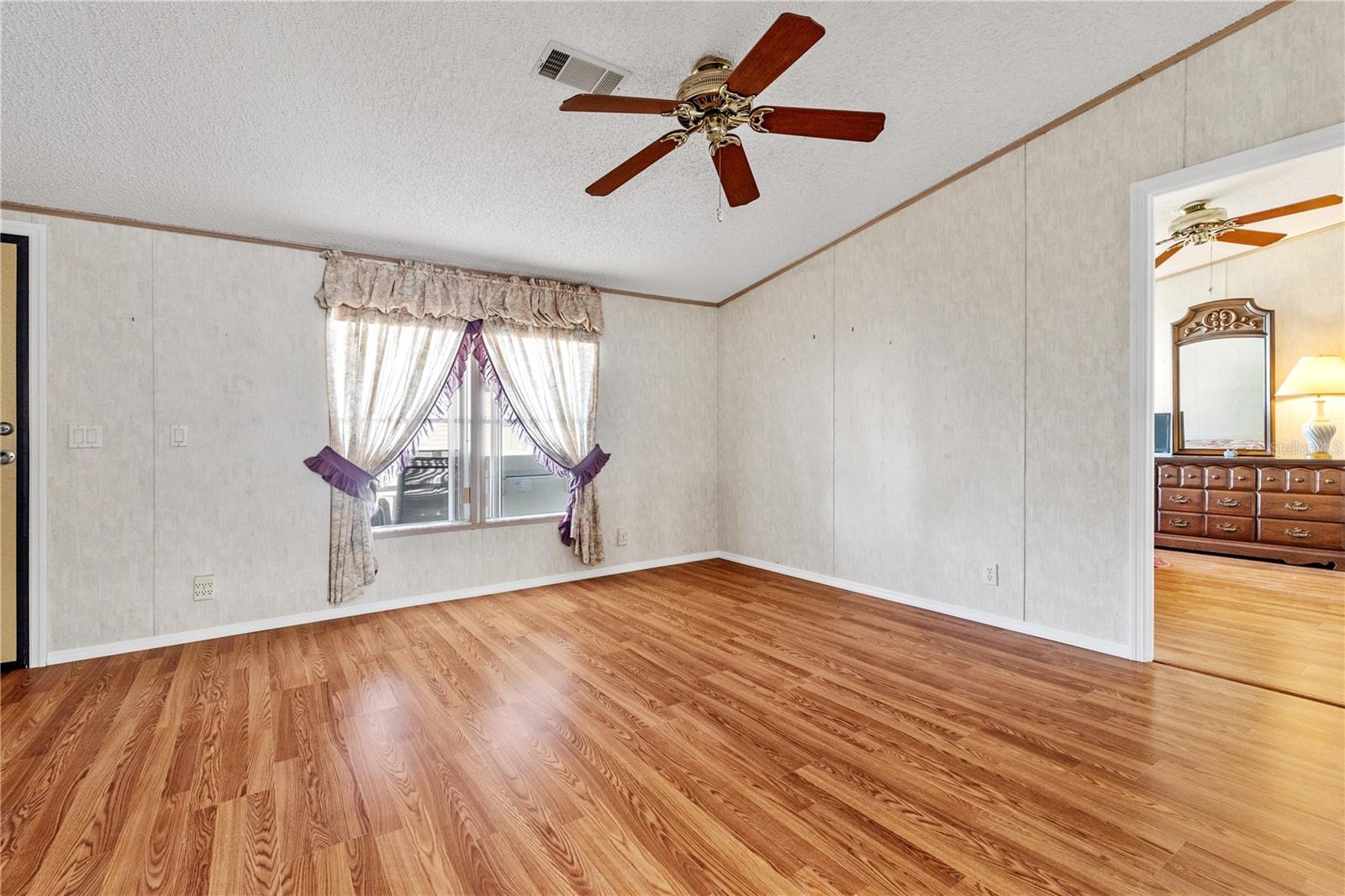 Image 32 of 41 For 205 Carriage Lane