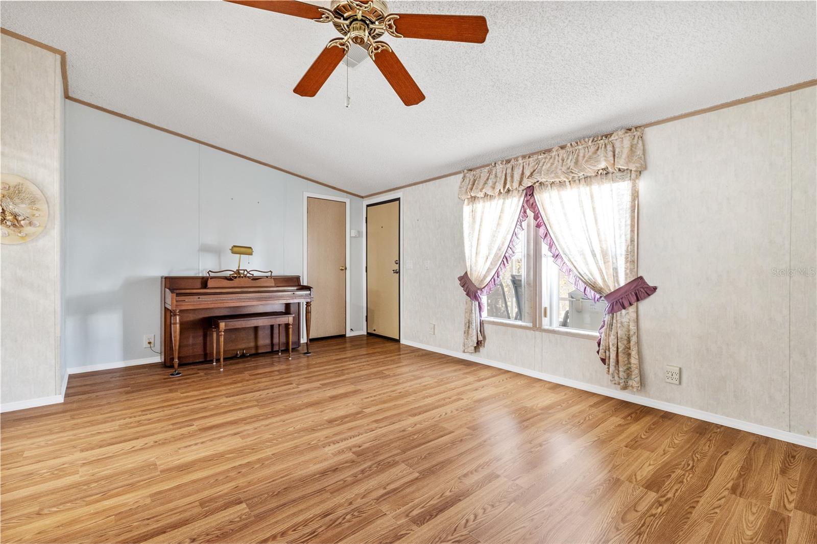 Image 33 of 41 For 205 Carriage Lane