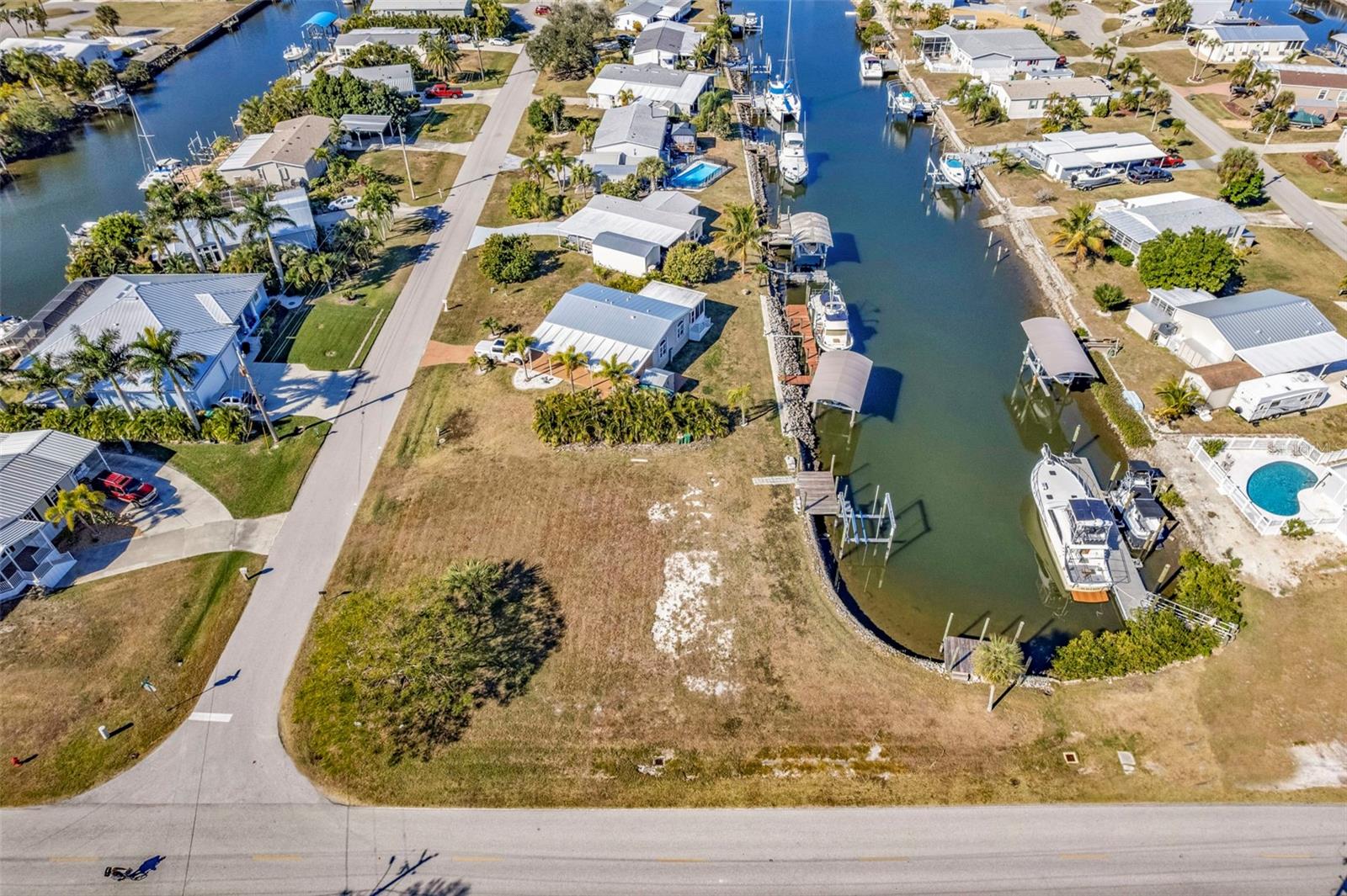 Image 14 of 26 For 700 Hollyhill Court