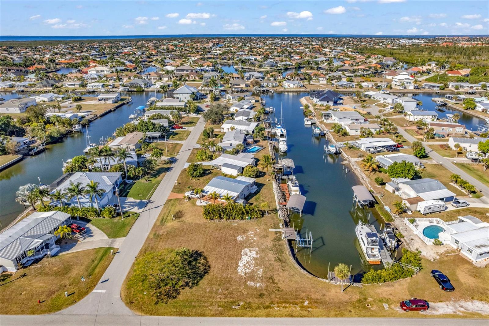 Image 15 of 26 For 700 Hollyhill Court