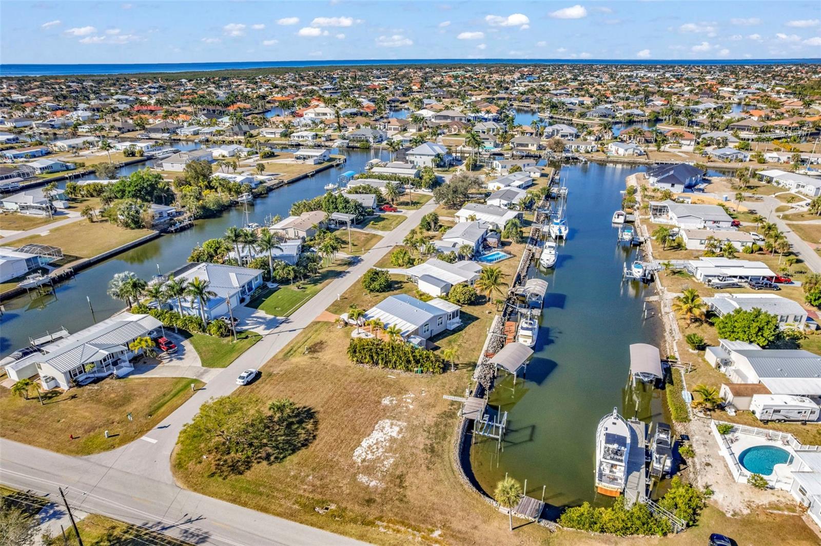 Image 16 of 26 For 700 Hollyhill Court