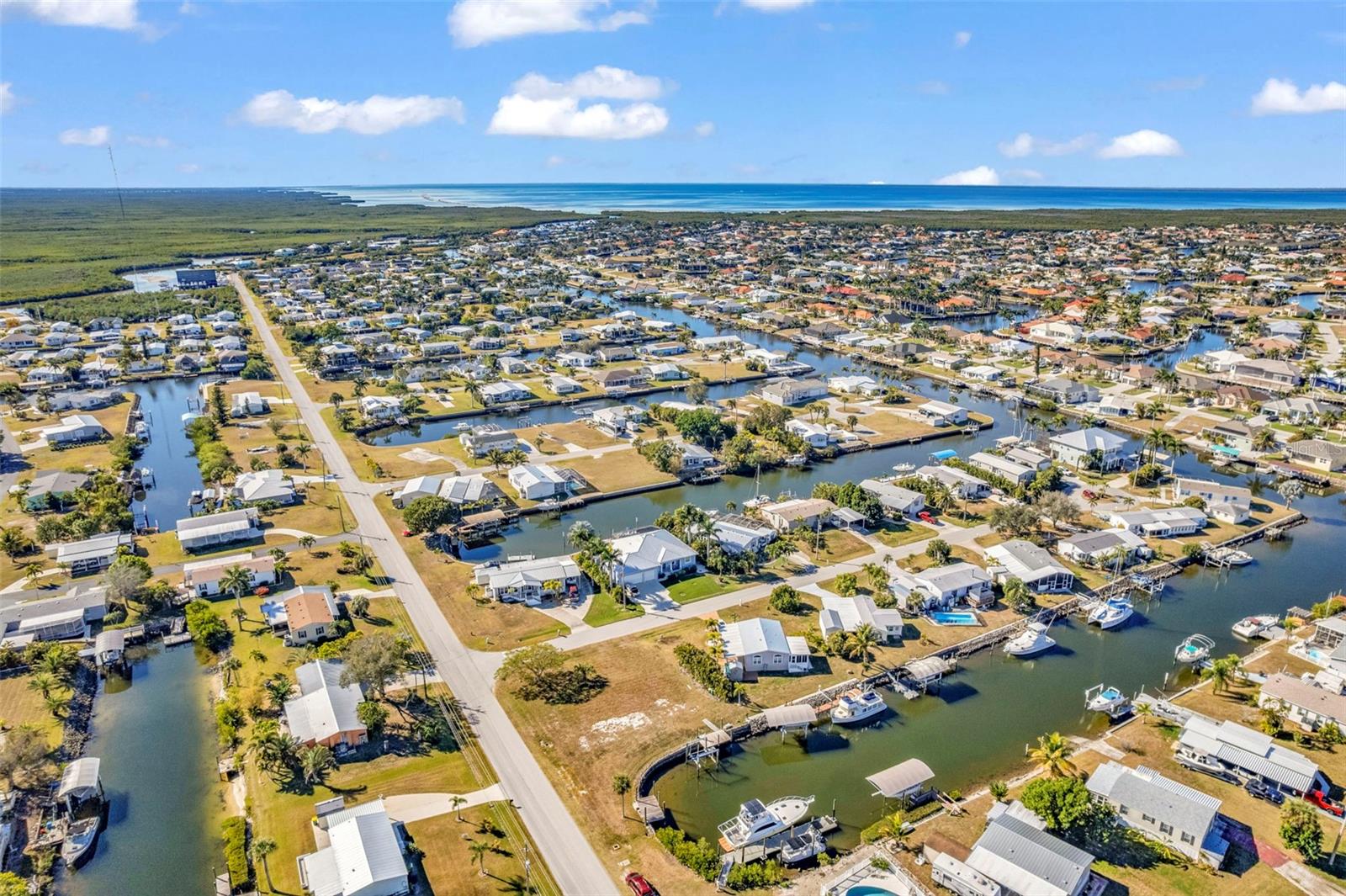 Image 17 of 26 For 700 Hollyhill Court