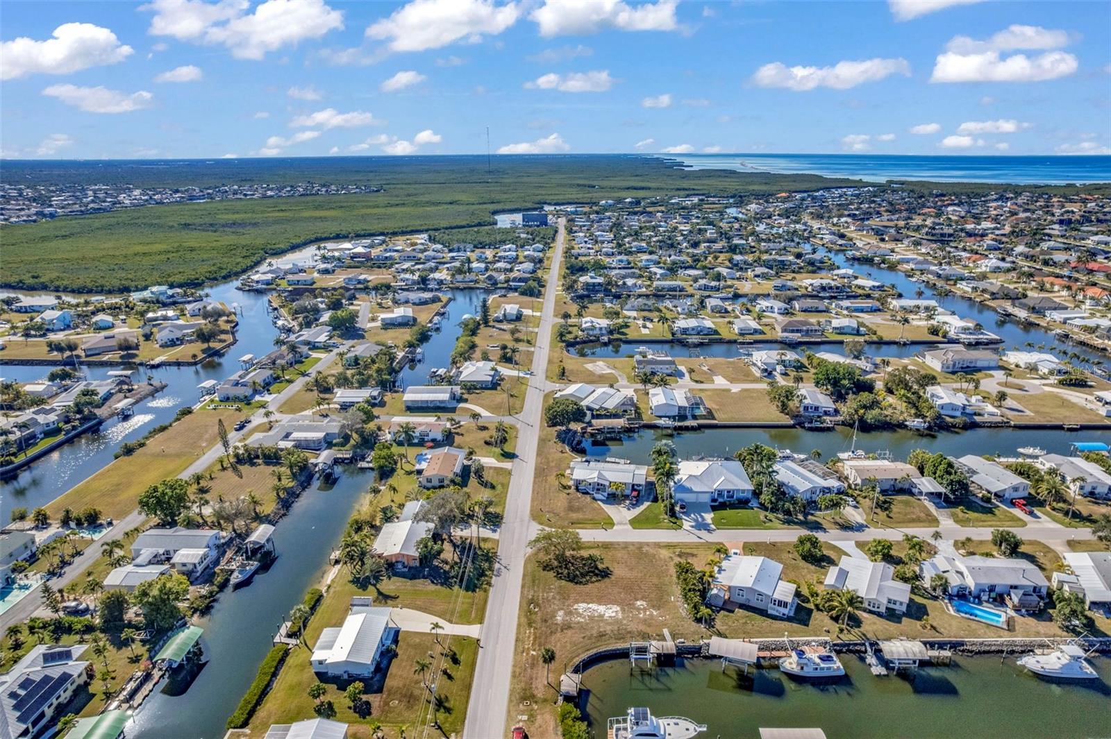 Image 19 of 26 For 700 Hollyhill Court