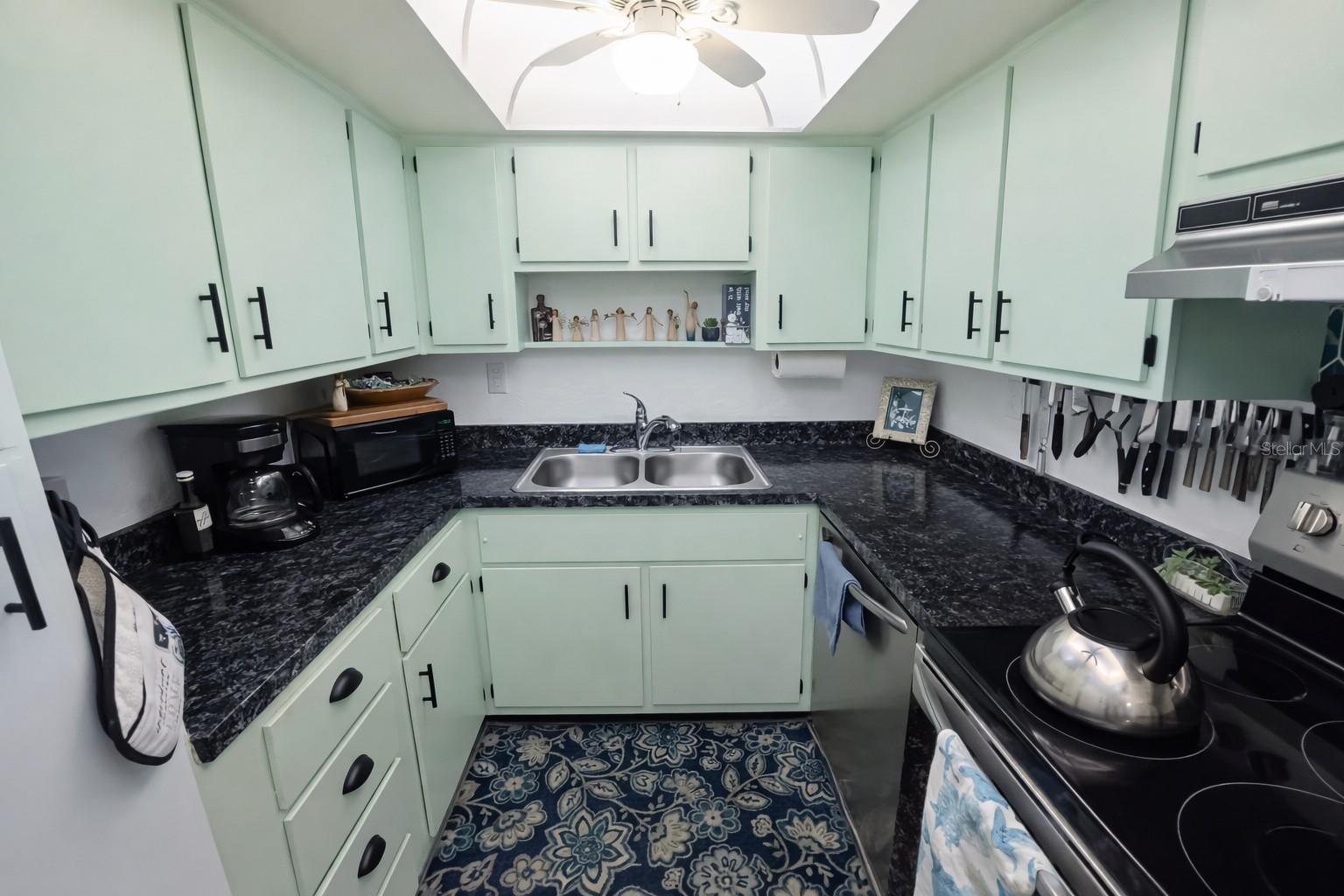 Image 7 of 36 For 21300 Brinson Avenue 111