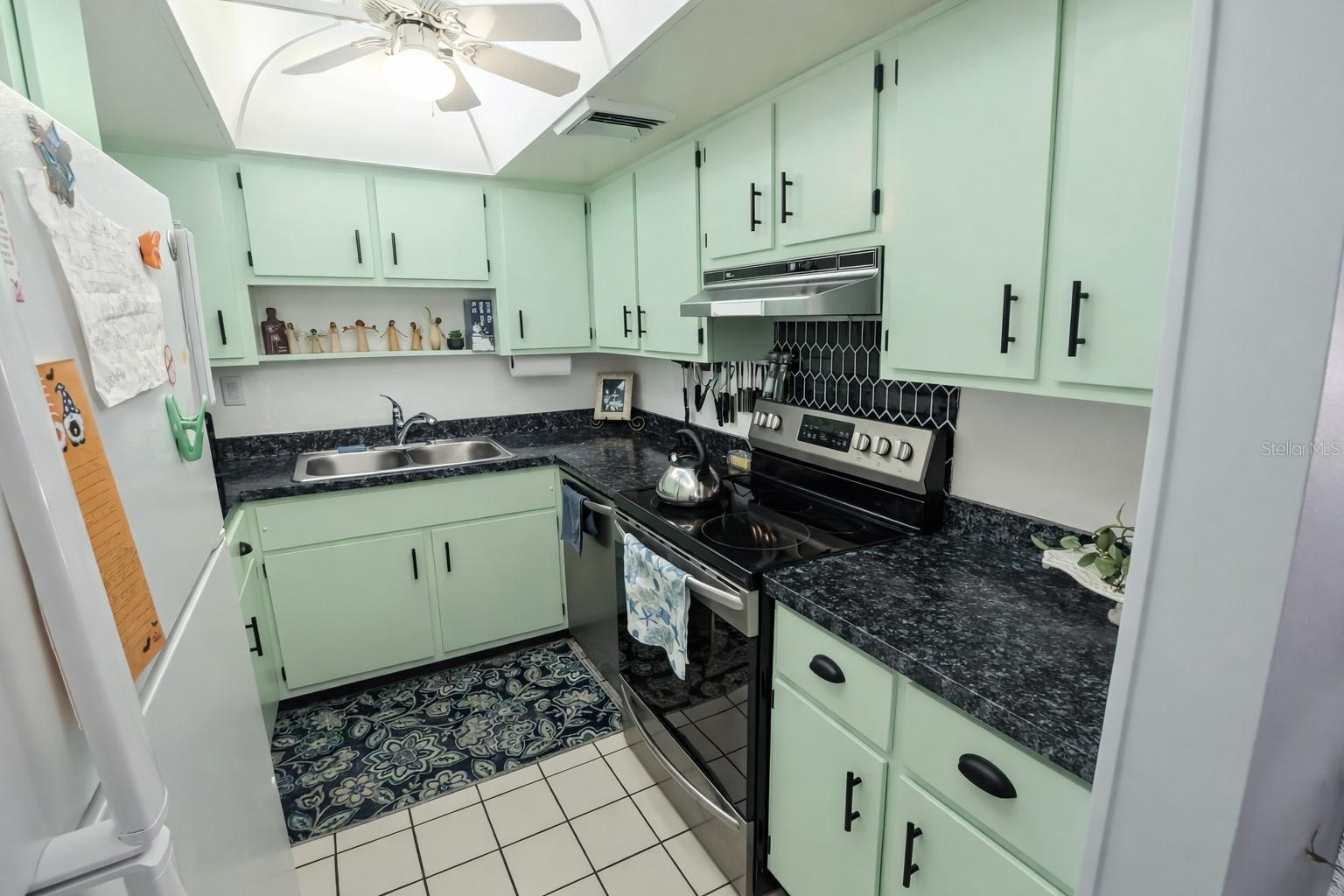 Image 8 of 36 For 21300 Brinson Avenue 111