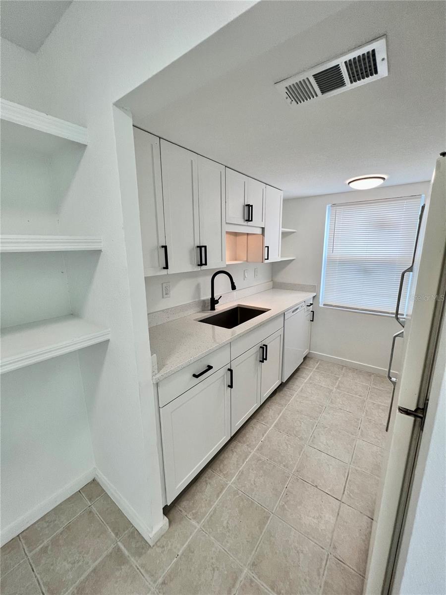 Image 4 of 18 For 146 Boundary Boulevard B101