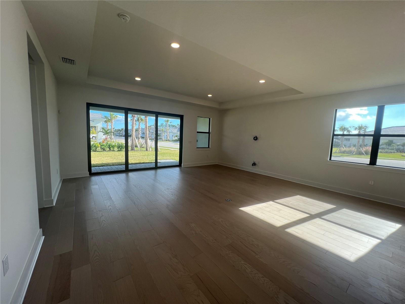 Image 21 of 94 For 18460 Midsummer Place