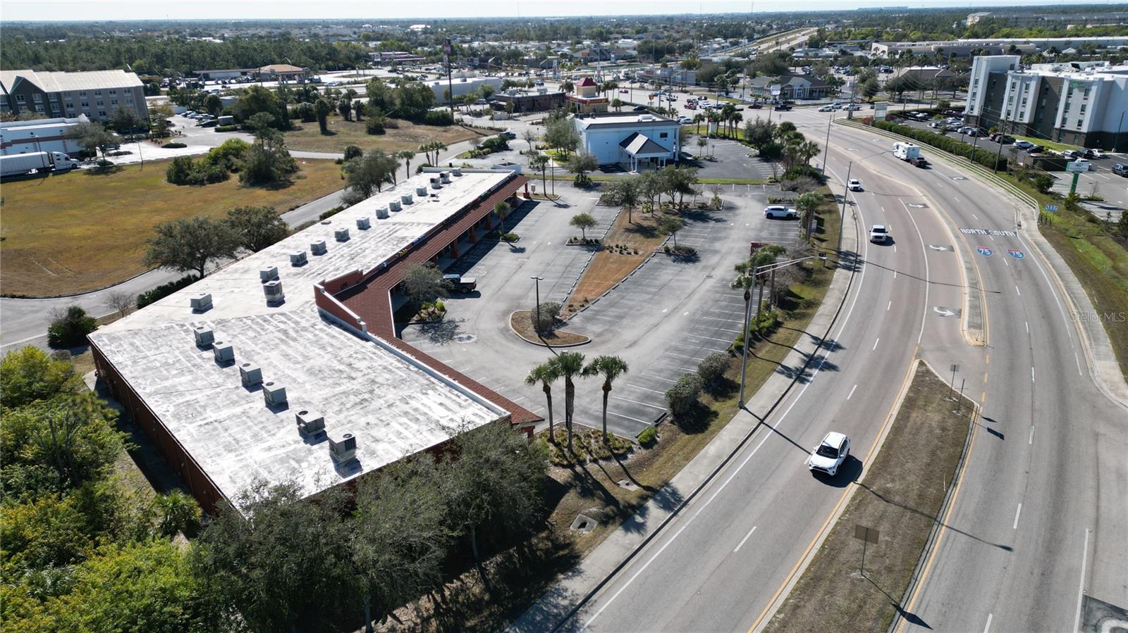 Image 4 of 9 For 701 J C Center Court 8