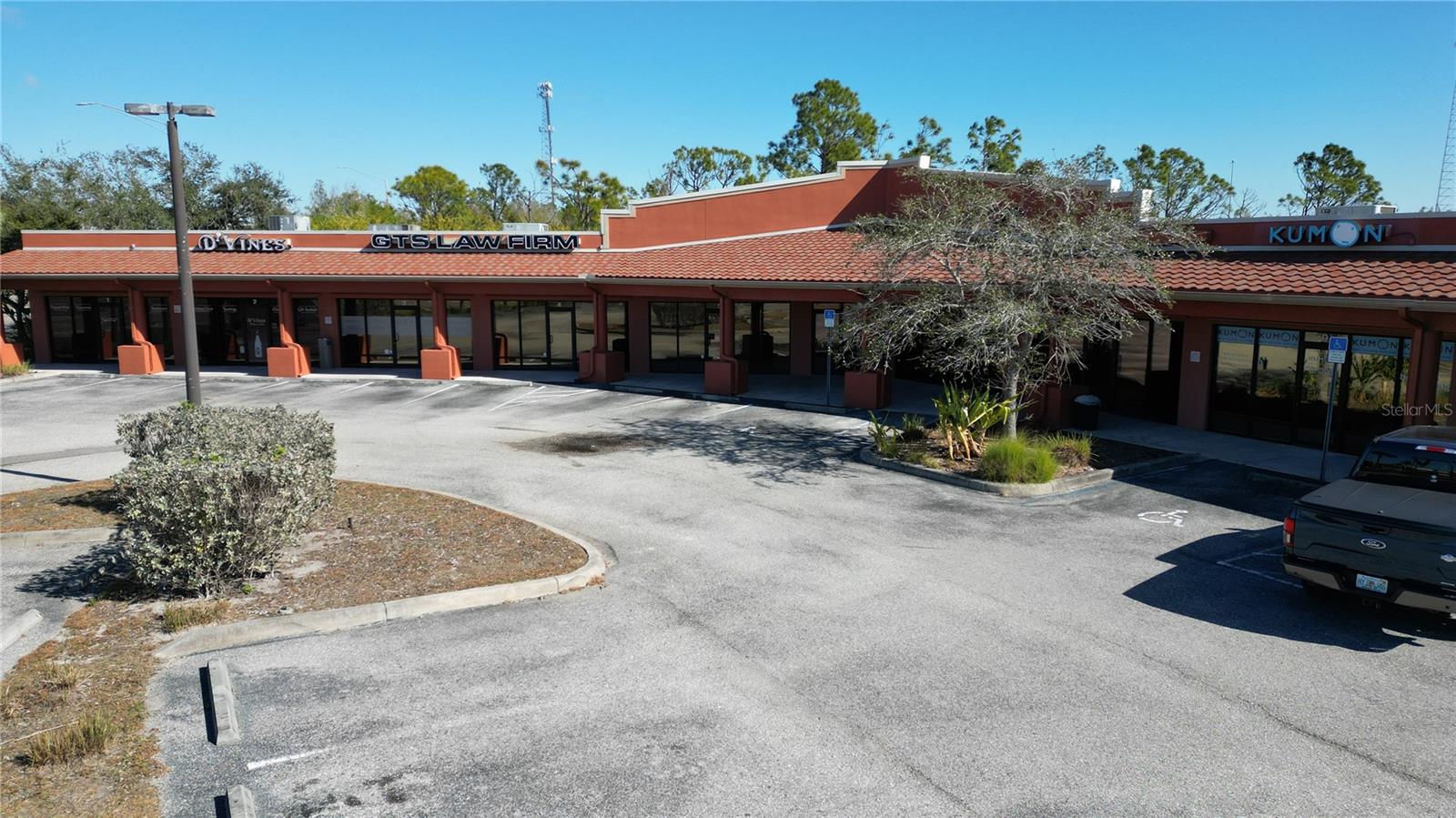 Image 7 of 9 For 701 J C Center Court 8