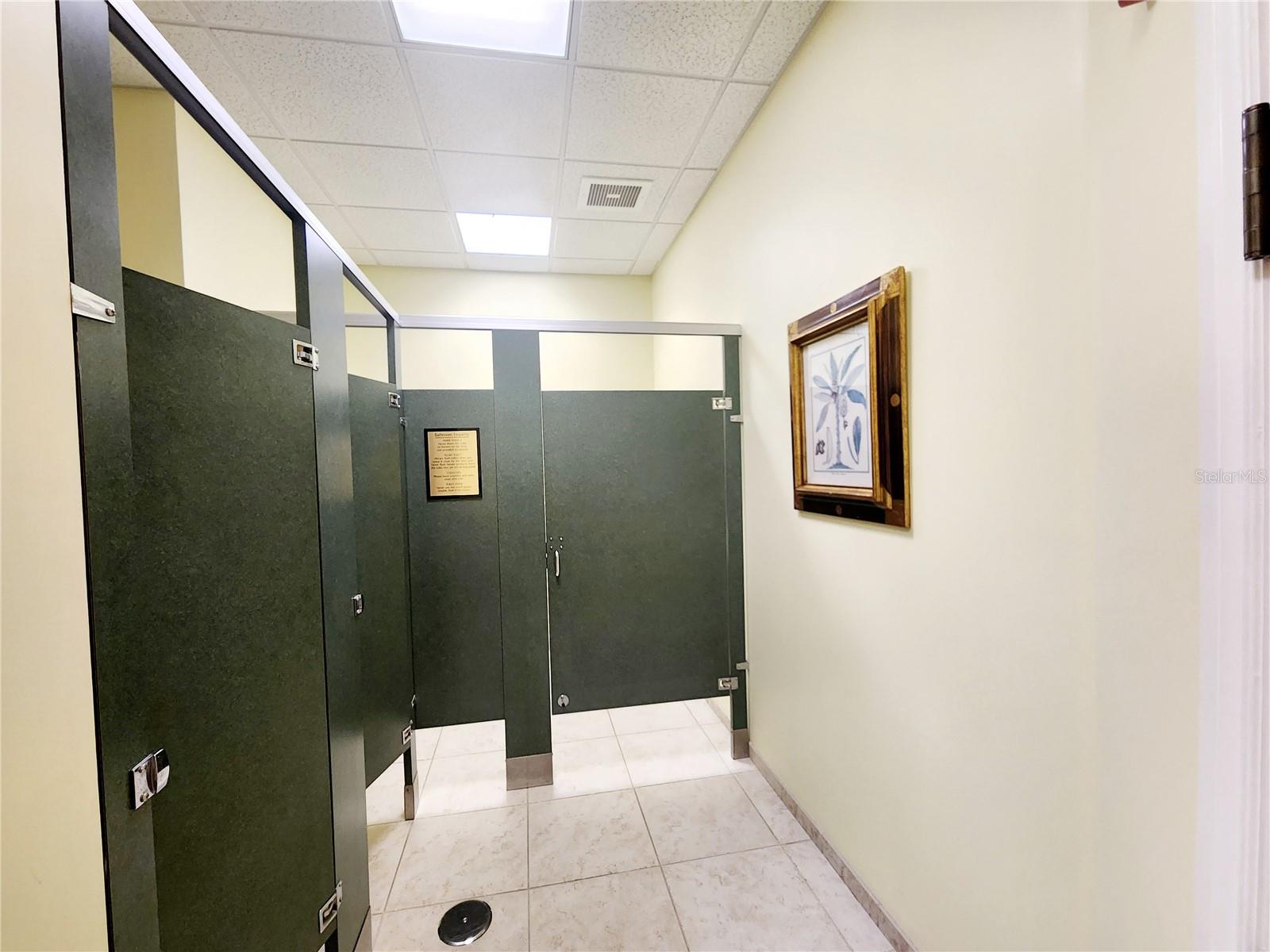 Image 18 of 22 For 1016 Collier Center Way 106