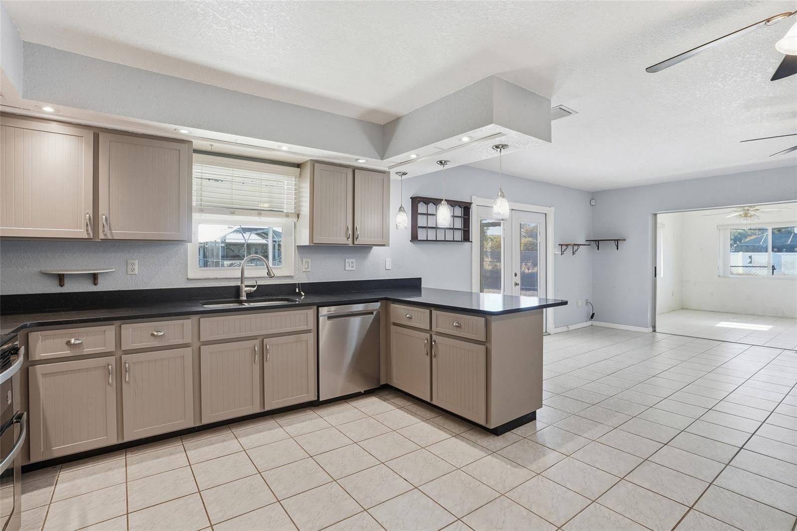 Image 11 of 38 For 2499 Lake View Boulevard