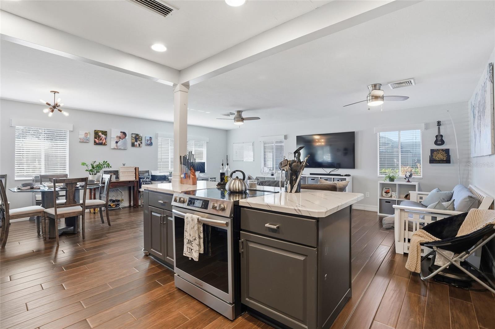 Image 10 of 17 For 885 Entrada Drive S