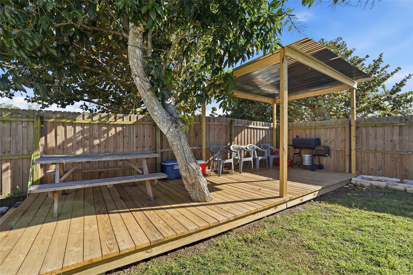 Image 16 of 17 For 885 Entrada Drive S