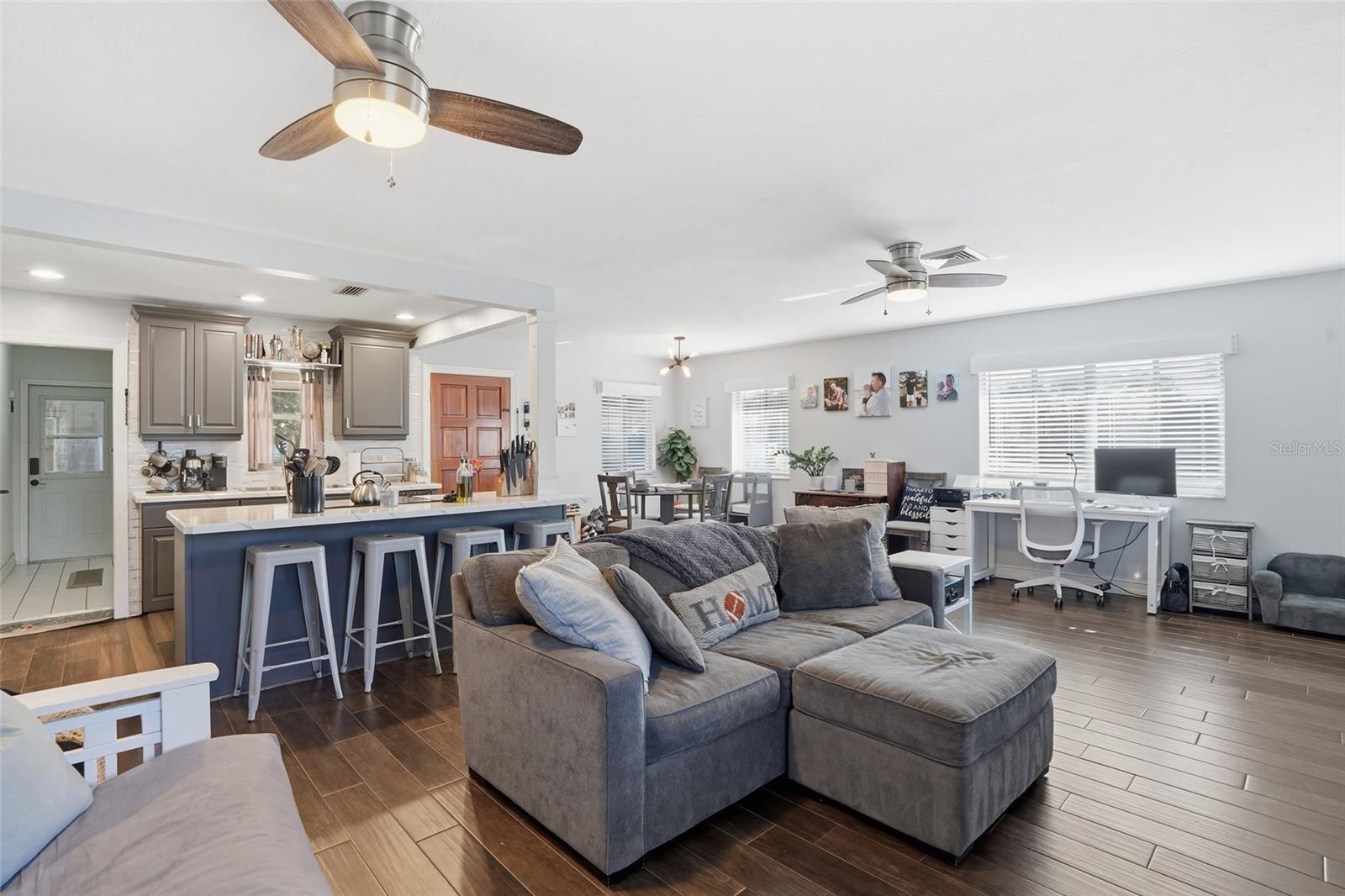 Image 6 of 17 For 885 Entrada Drive S