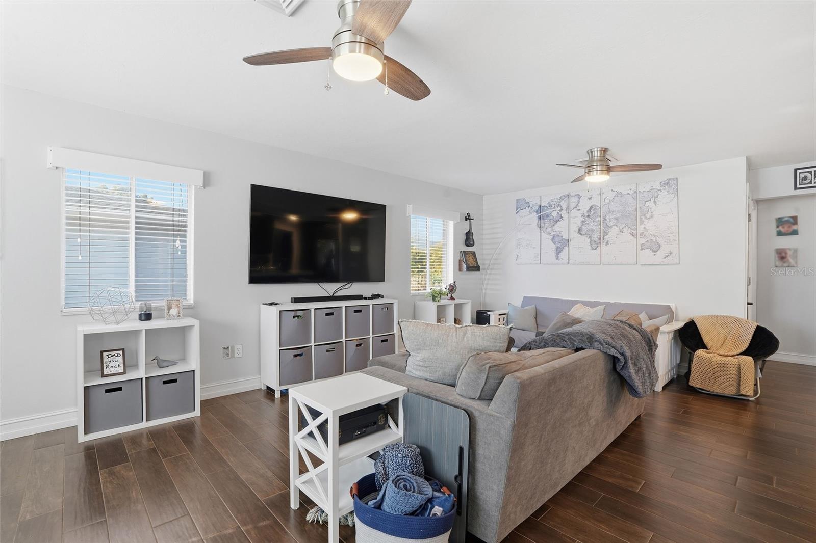 Image 8 of 17 For 885 Entrada Drive S