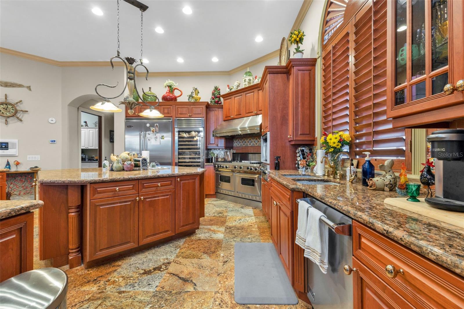 Listing photo id 24 for 15196 Lyneburg Avenue