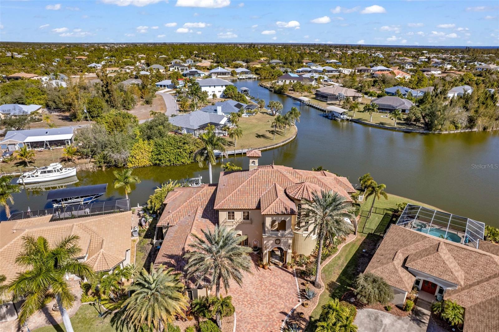 Listing photo id 2 for 15196 Lyneburg Avenue