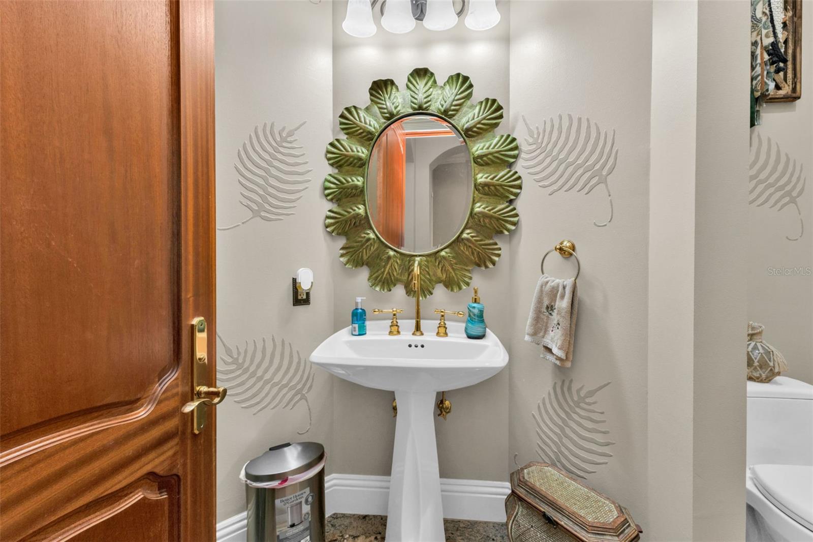 Listing photo id 41 for 15196 Lyneburg Avenue