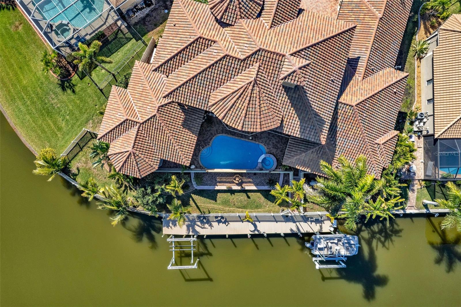 Listing photo id 3 for 15196 Lyneburg Avenue