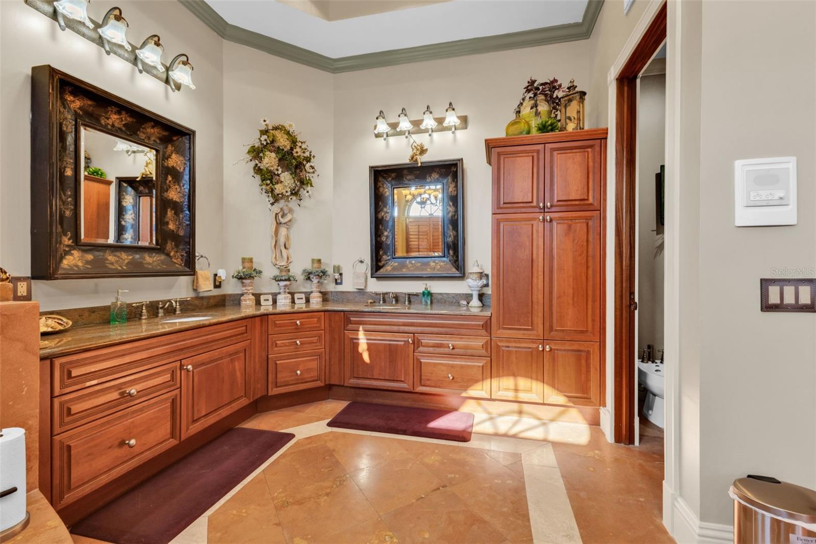 Listing photo id 52 for 15196 Lyneburg Avenue