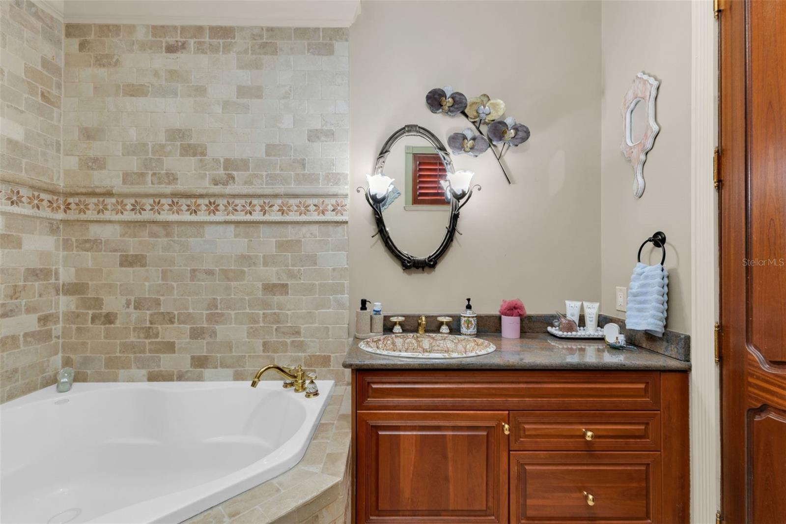 Listing photo id 66 for 15196 Lyneburg Avenue