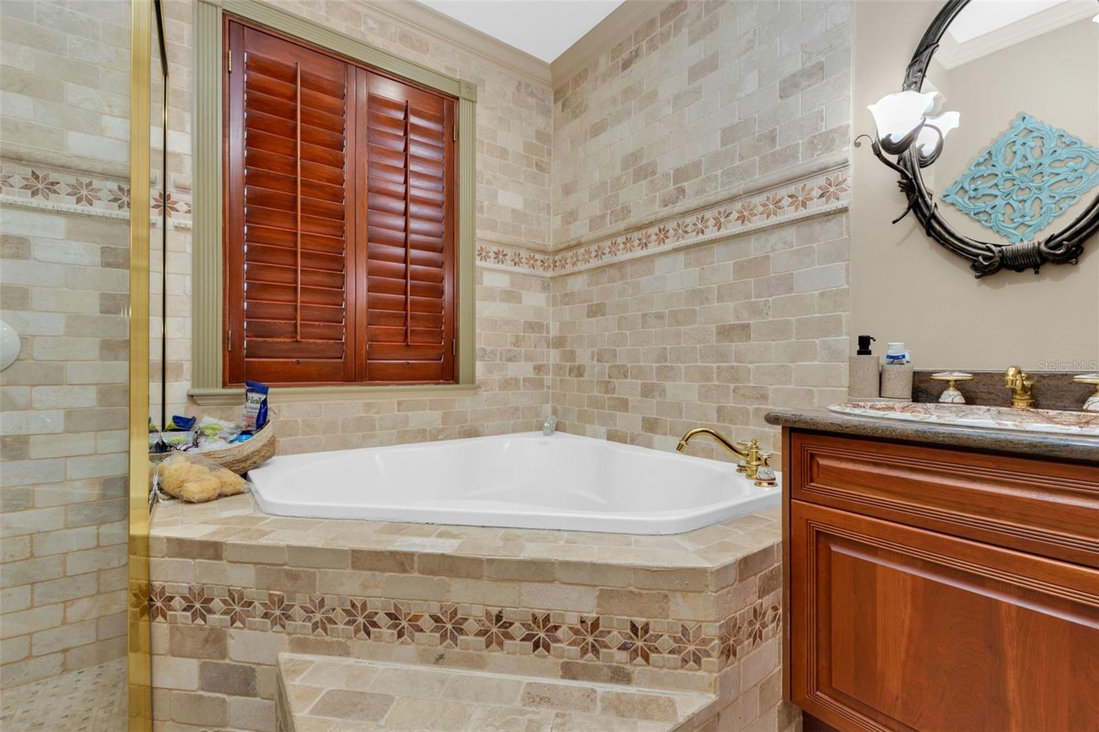 Listing photo id 67 for 15196 Lyneburg Avenue