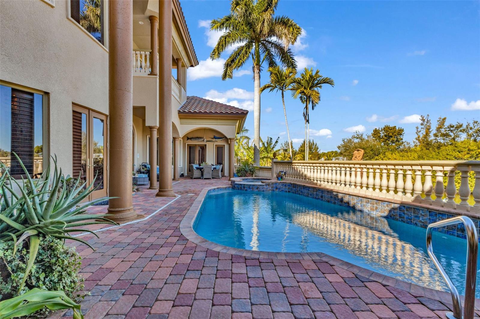 Listing photo id 83 for 15196 Lyneburg Avenue