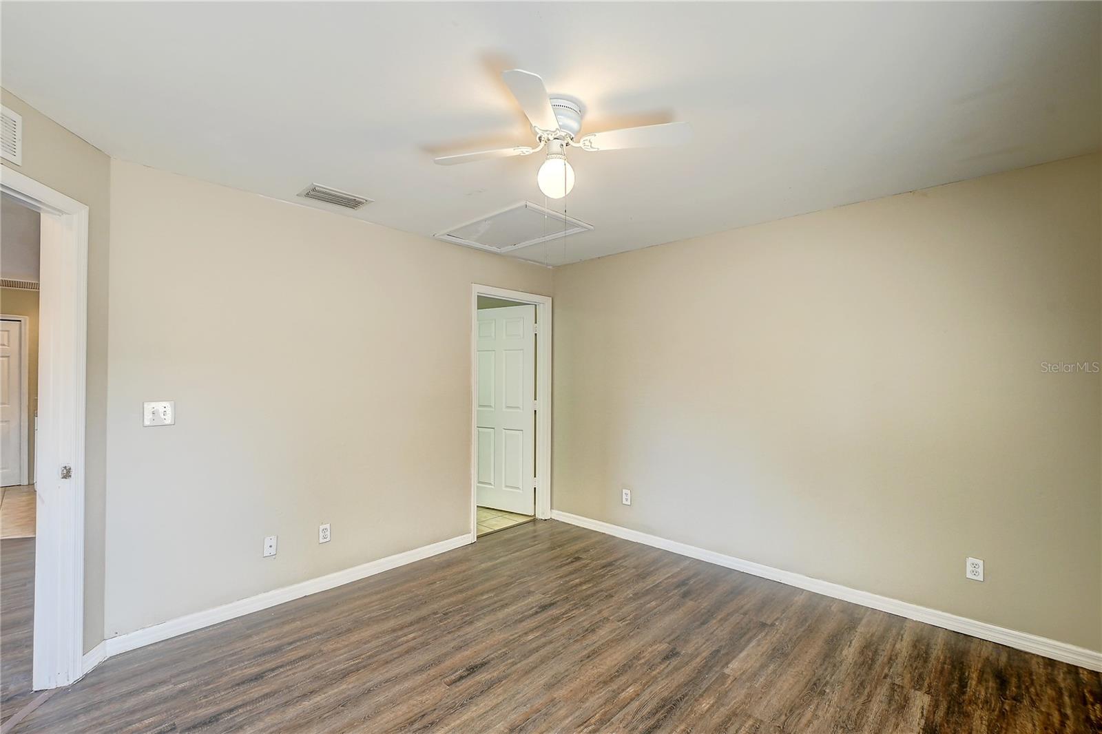 Image 11 of 26 For 1090 Jaguar Boulevard