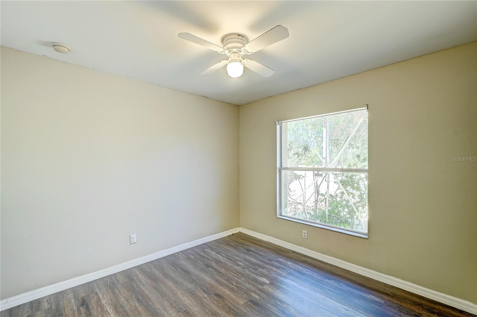 Image 22 of 26 For 1090 Jaguar Boulevard