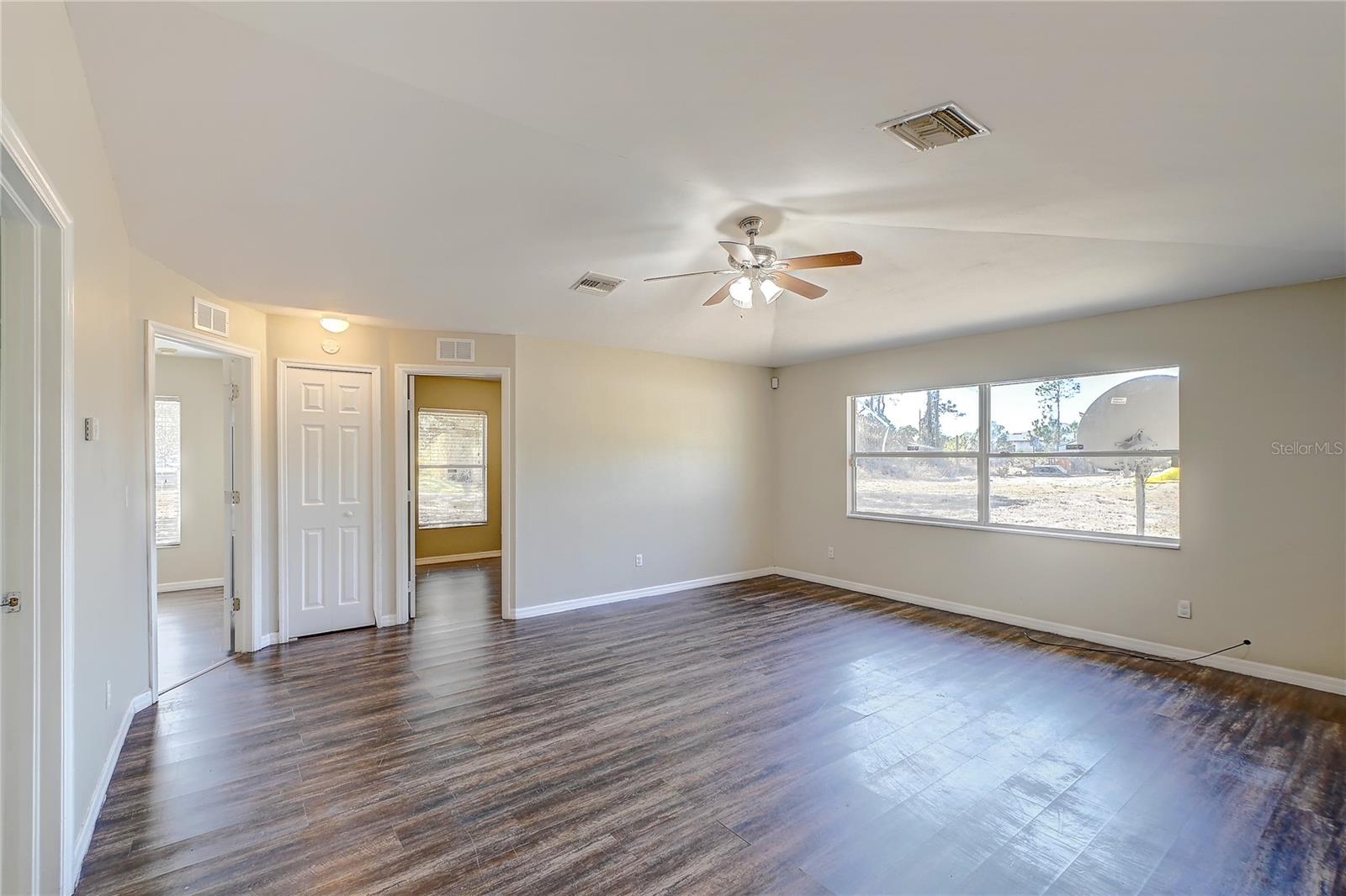 Image 4 of 26 For 1090 Jaguar Boulevard