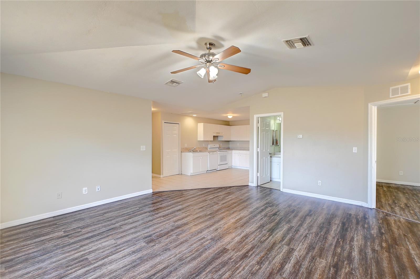 Image 5 of 26 For 1090 Jaguar Boulevard