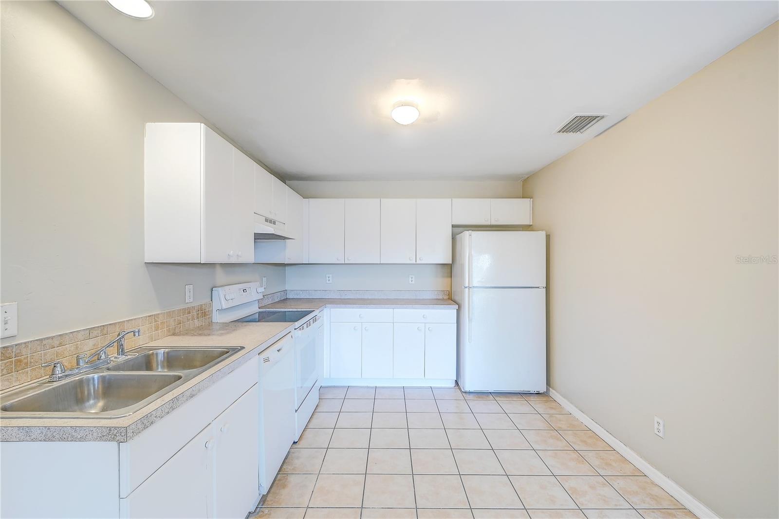 Image 7 of 26 For 1090 Jaguar Boulevard