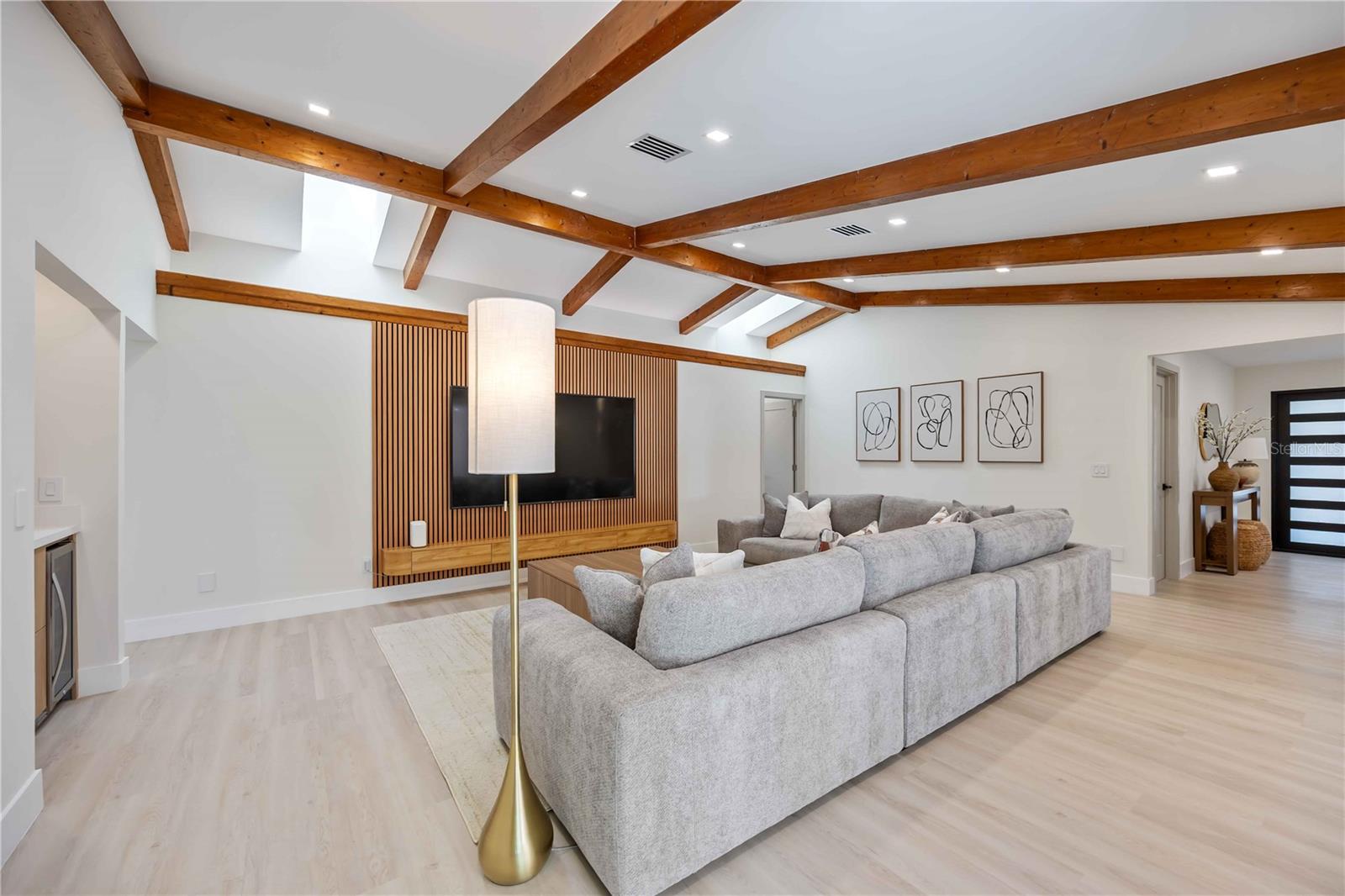 Listing photo id 17 for 105 Sinclair Street Se