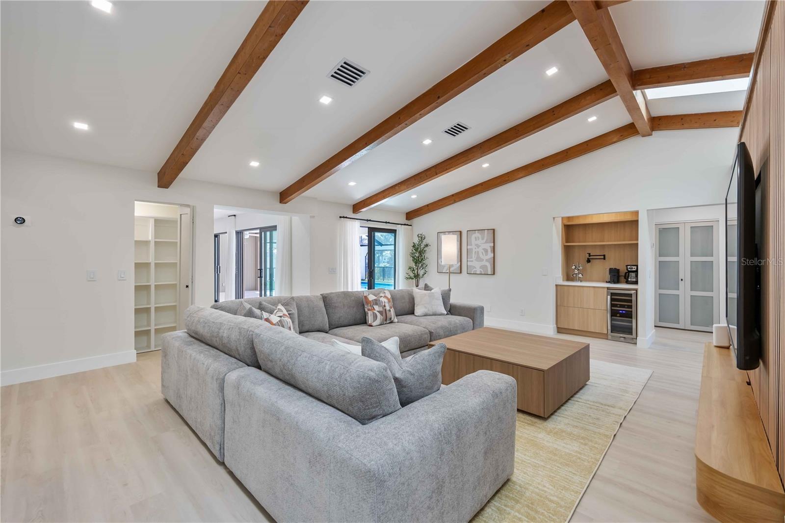 Listing photo id 19 for 105 Sinclair Street Se