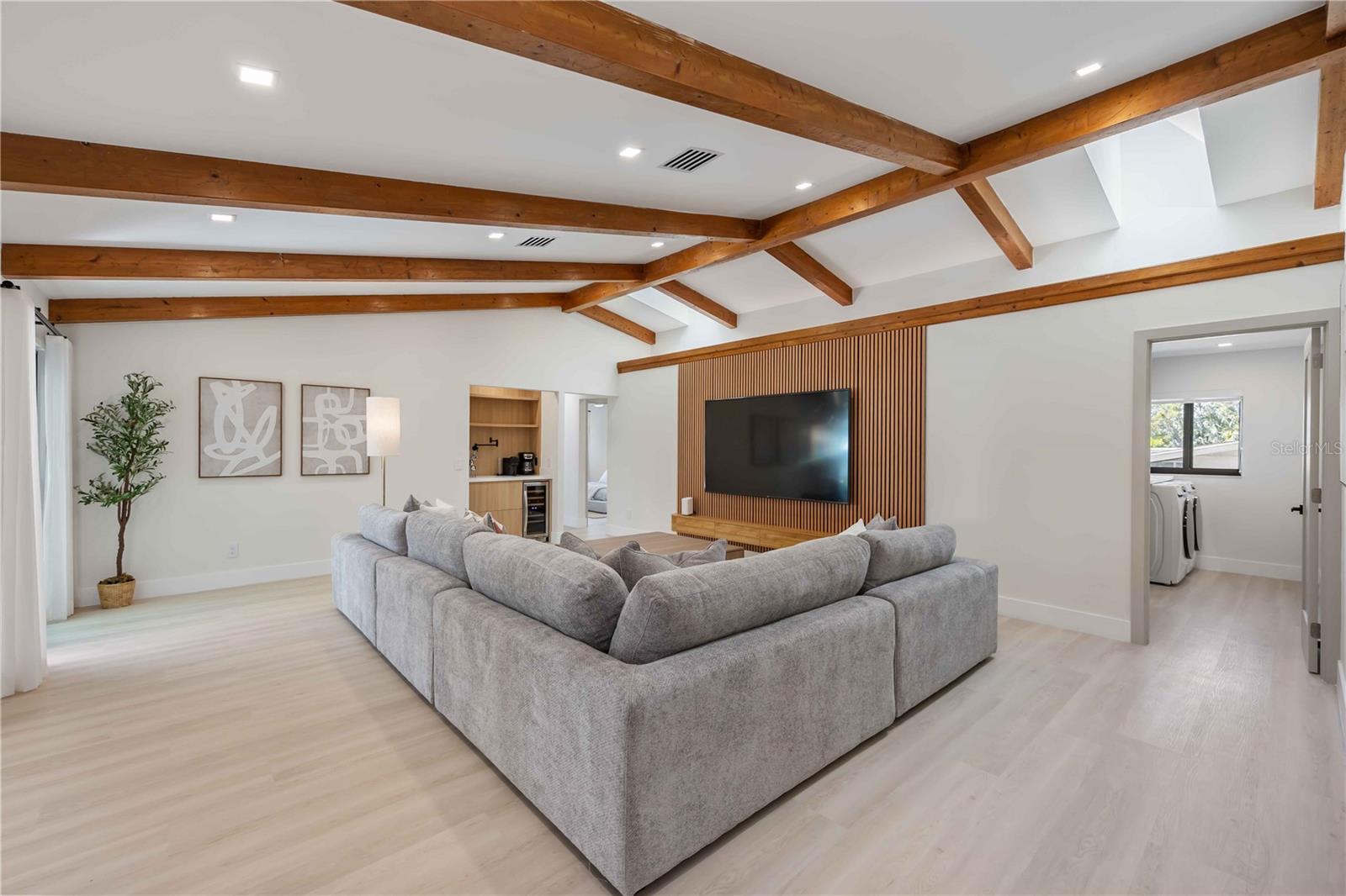 Listing photo id 20 for 105 Sinclair Street Se