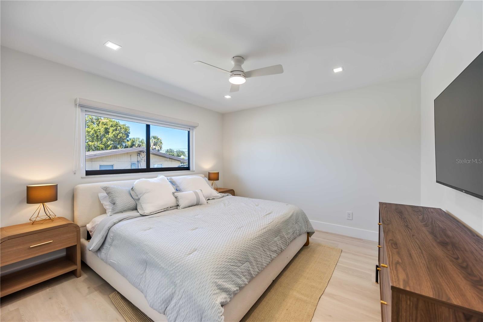 Listing photo id 30 for 105 Sinclair Street Se