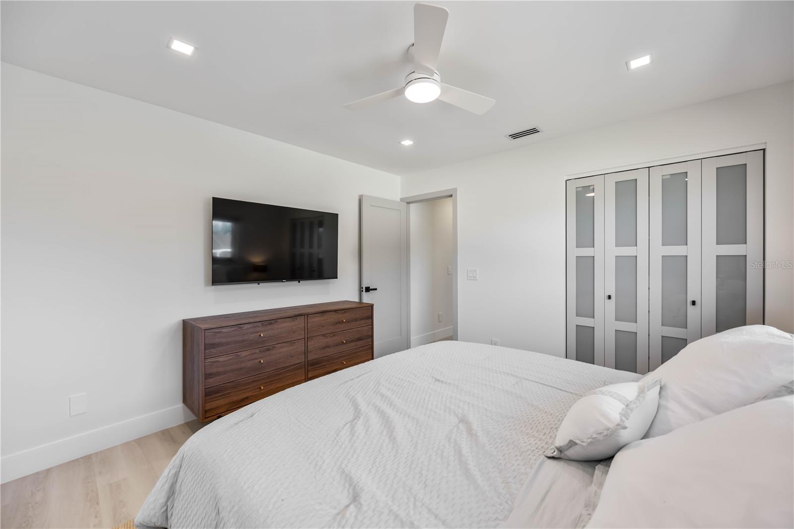 Listing photo id 32 for 105 Sinclair Street Se