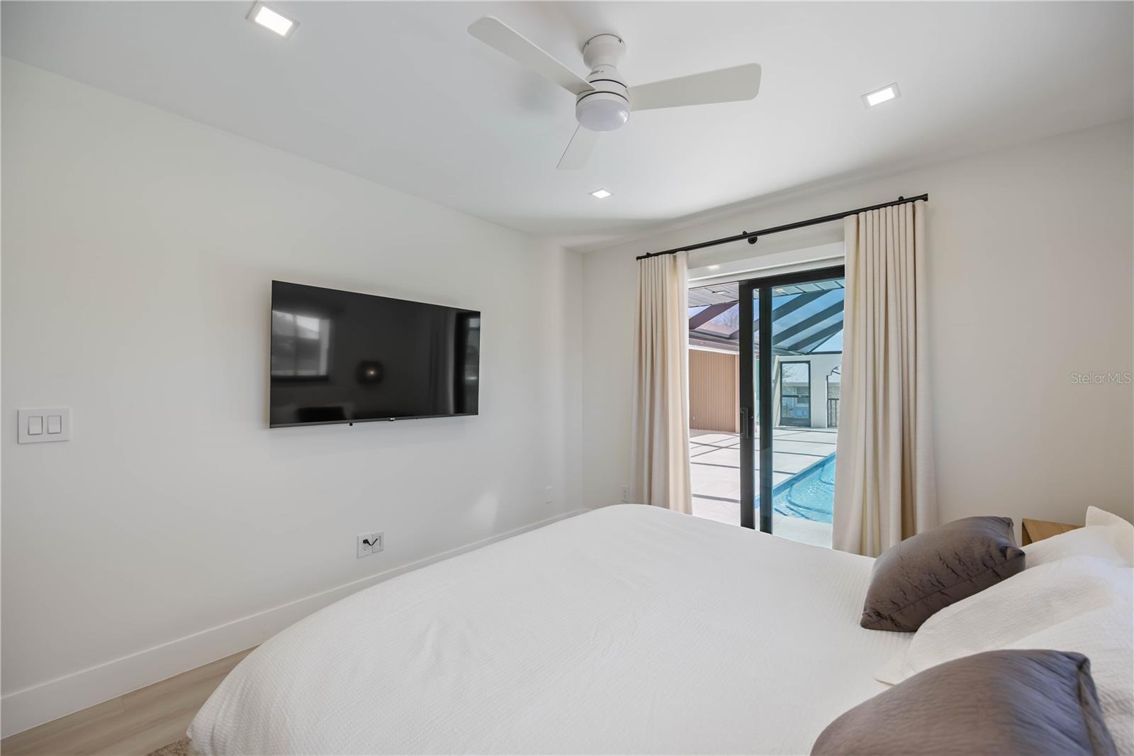 Listing photo id 38 for 105 Sinclair Street Se