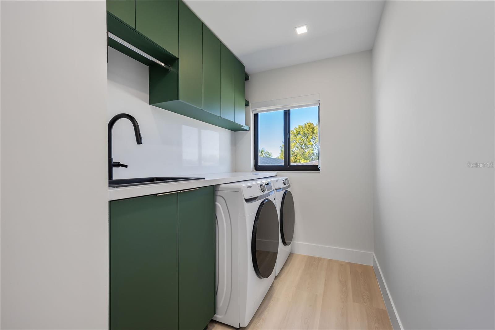 Listing photo id 40 for 105 Sinclair Street Se